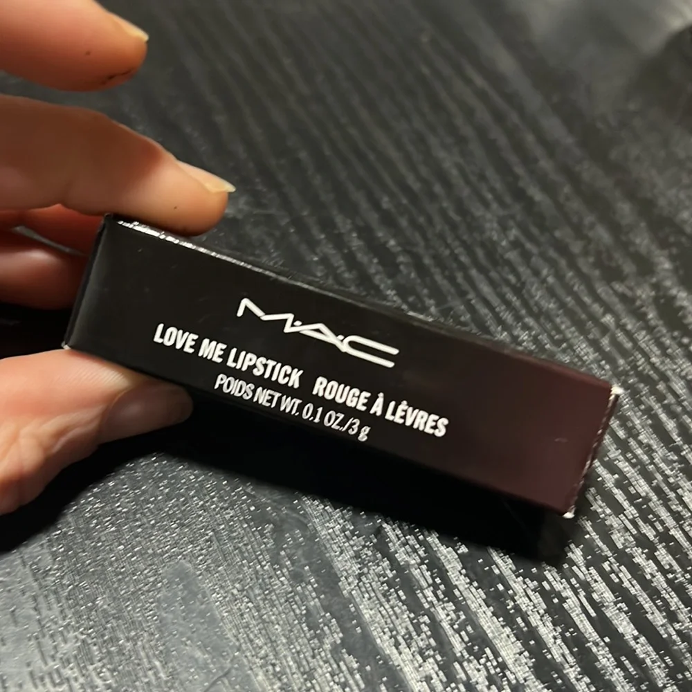 🌙💙Mac La Femme Love Me Lipstick 💕